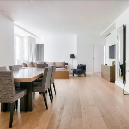 Apartment 2 Br Montaigne Tour Eiffel Paris