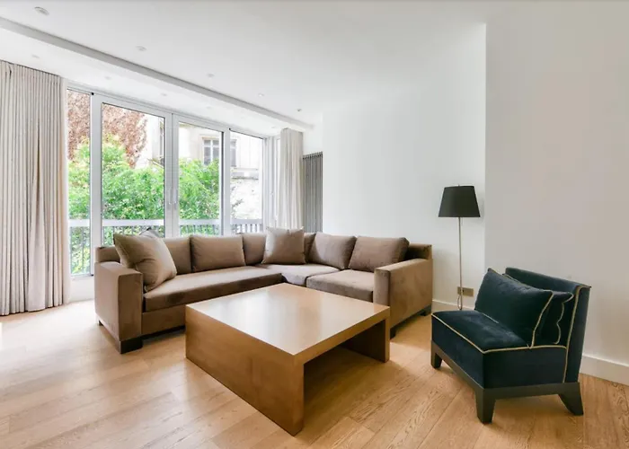 2 Bedroom Montaigne Tour Eiffel Apartment