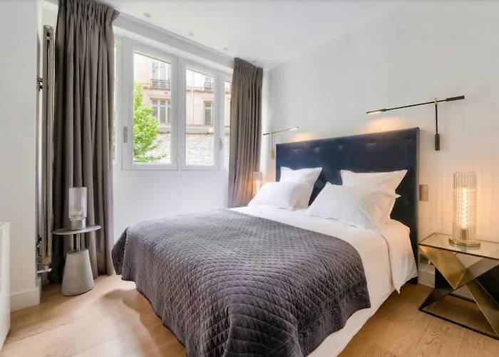 2 Br Montaigne Tour Eiffel Apartment Paris