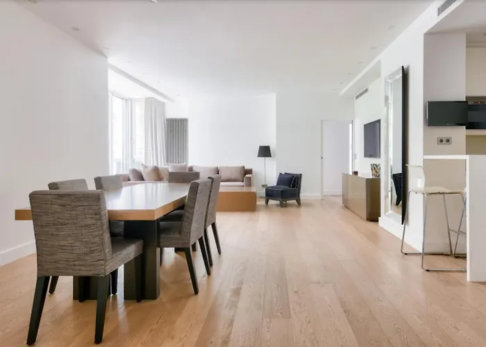 Apartment 2 Br Montaigne Tour Eiffel Paris