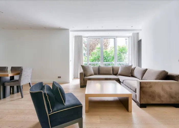 2 Br Montaigne Tour Eiffel Apartment Paris