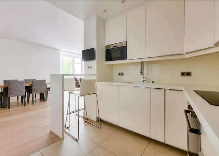 Appartement 2 Br Montaigne Tour Eiffel Paris