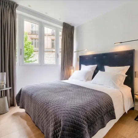 2 Bedroom Montaigne Tour Eiffel 아파트 파리
