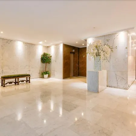 2 Bedroom Montaigne Tour Eiffel