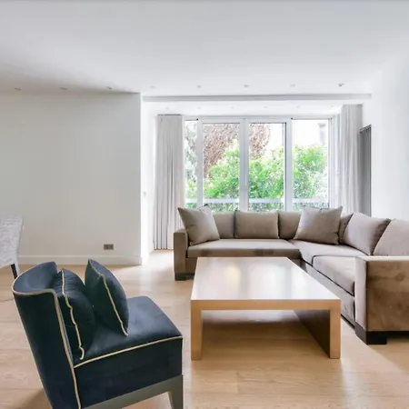 2 Bedroom Montaigne Tour Eiffel 아파트 파리