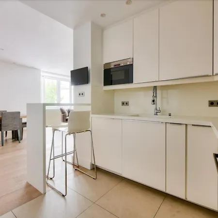 아파트 2 Bedroom Montaigne Tour Eiffel 파리